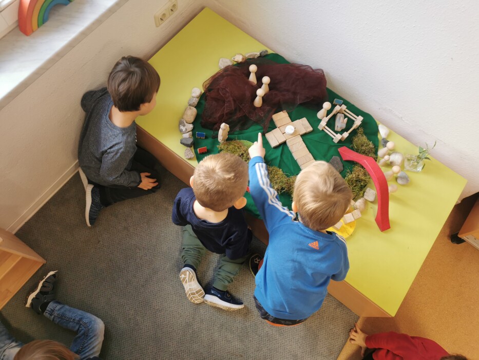 Kinder spielend